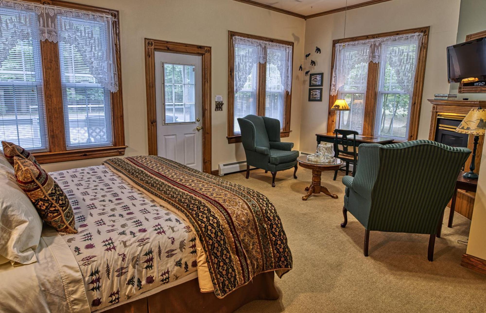 Rockwell Falls Inn And Wine Bar Lake Luzerne Ruang foto