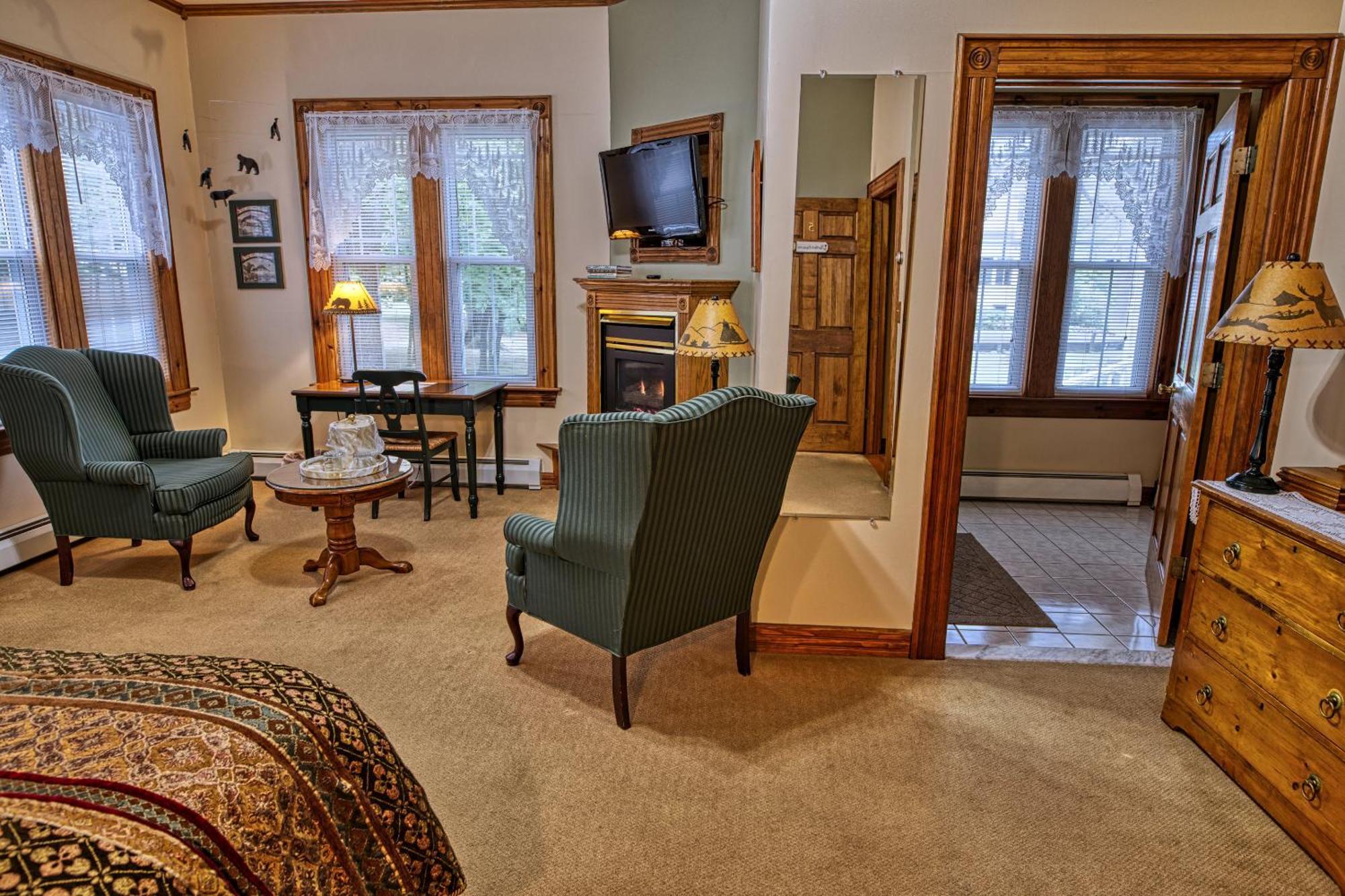 Rockwell Falls Inn And Wine Bar Lake Luzerne Ruang foto