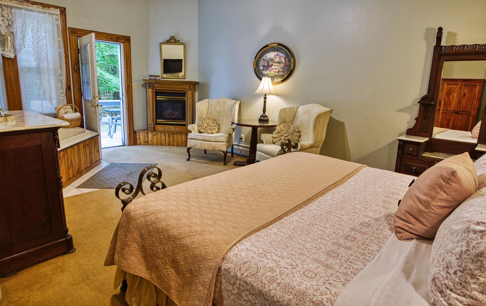 Rockwell Falls Inn And Wine Bar Lake Luzerne Bagian luar foto