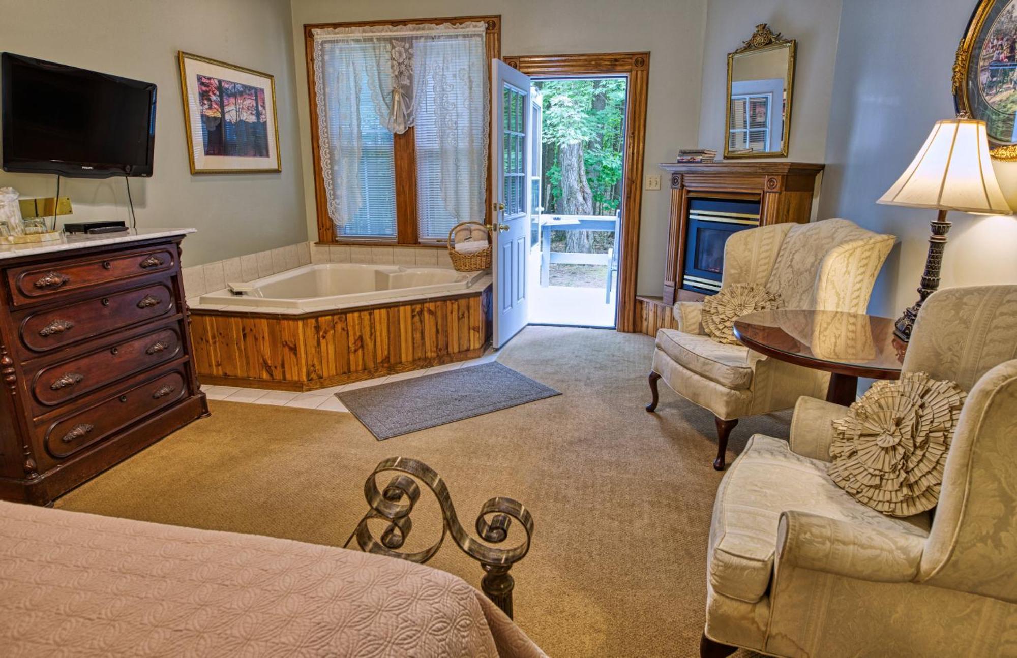 Rockwell Falls Inn And Wine Bar Lake Luzerne Ruang foto