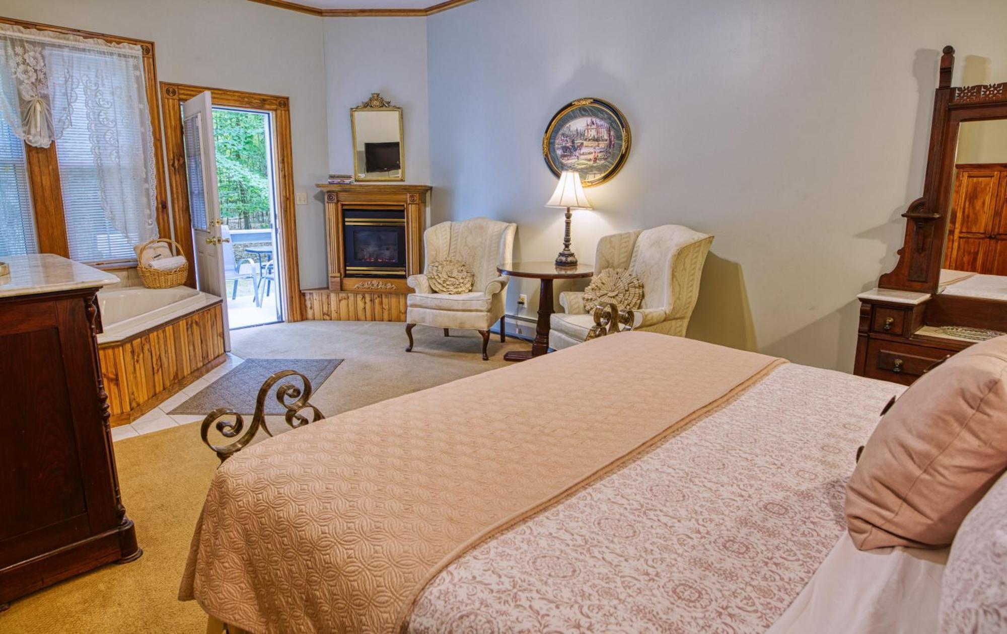 Rockwell Falls Inn And Wine Bar Lake Luzerne Ruang foto