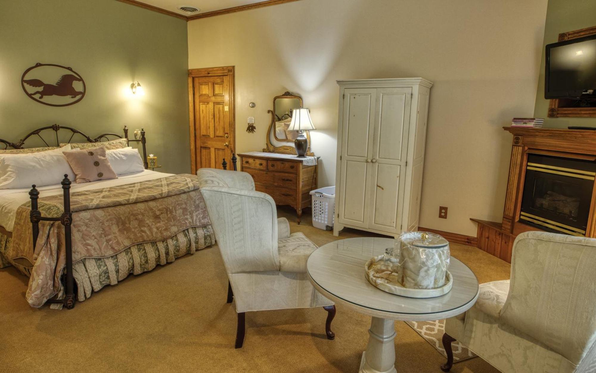 Rockwell Falls Inn And Wine Bar Lake Luzerne Ruang foto