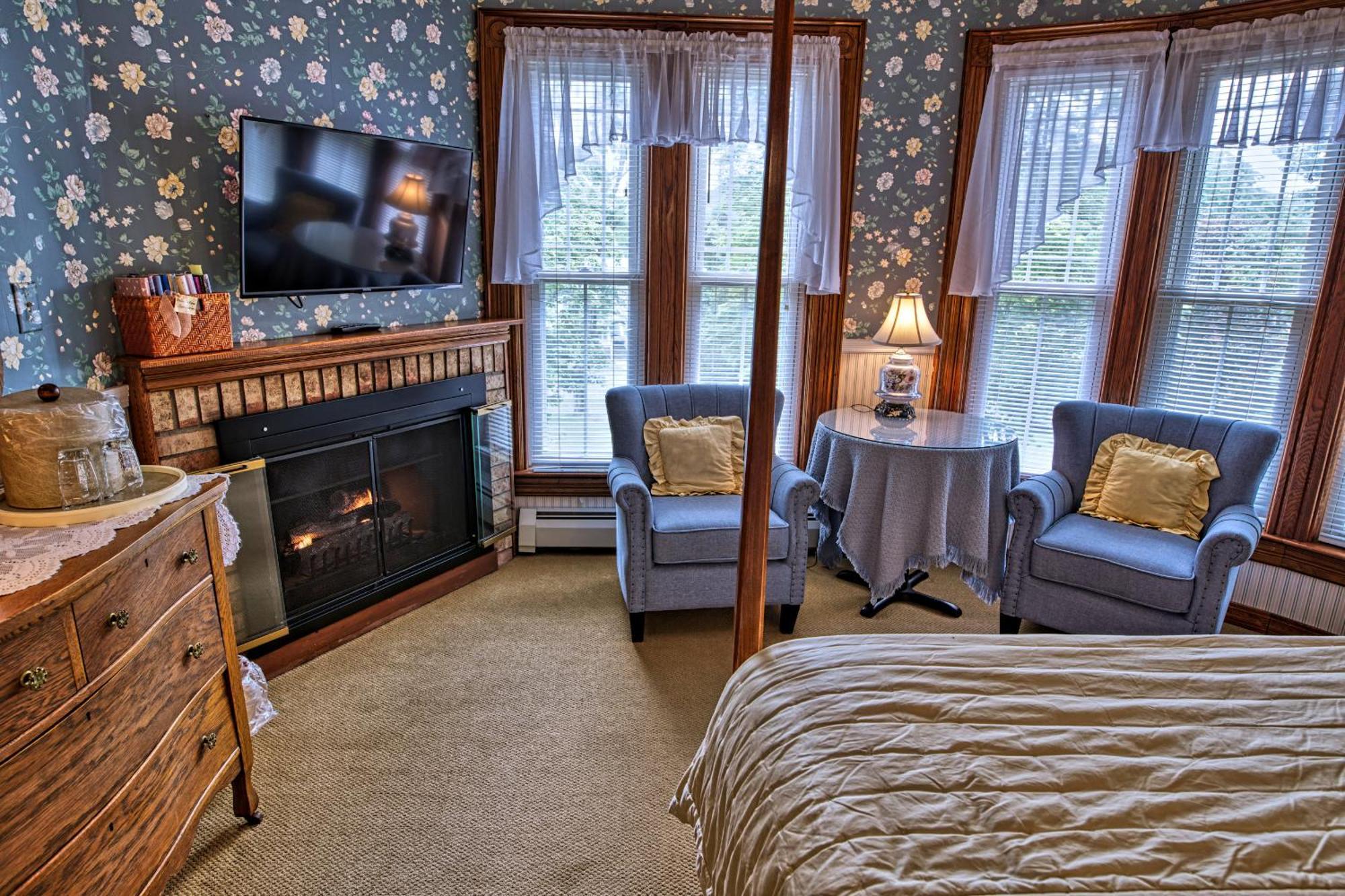 Rockwell Falls Inn And Wine Bar Lake Luzerne Ruang foto