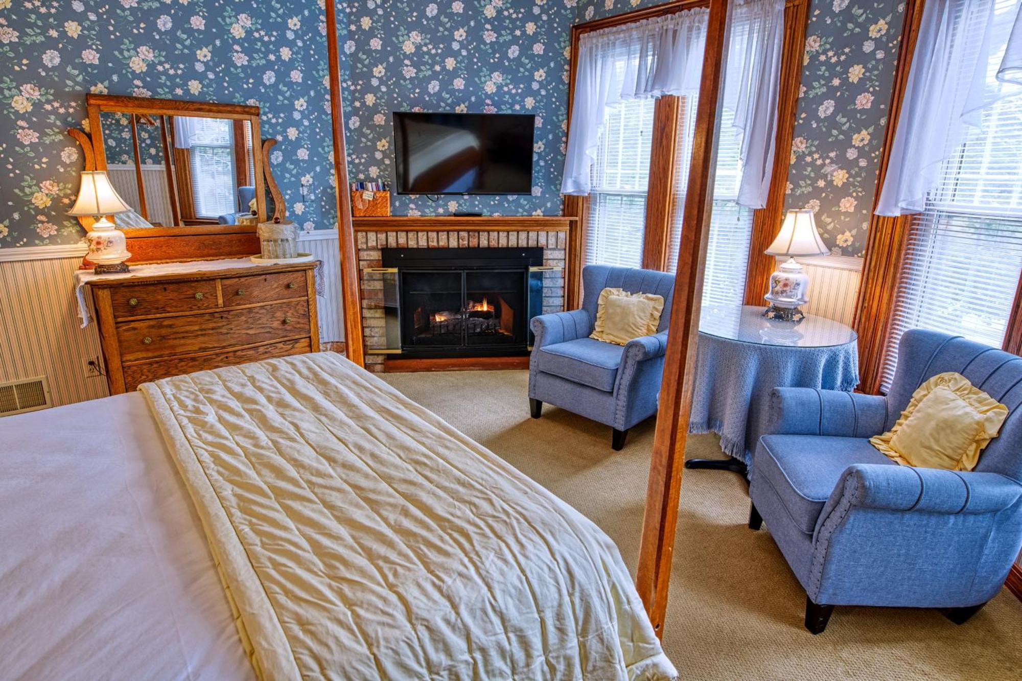 Rockwell Falls Inn And Wine Bar Lake Luzerne Ruang foto