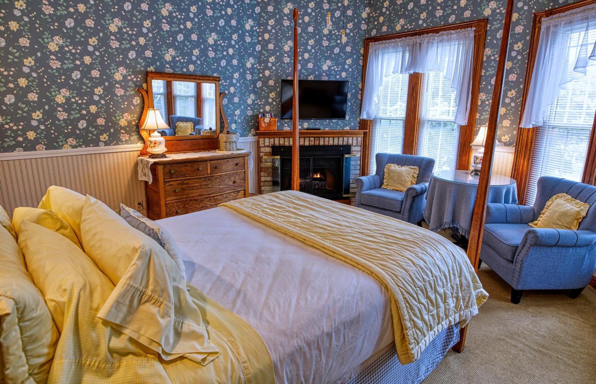 Rockwell Falls Inn And Wine Bar Lake Luzerne Ruang foto