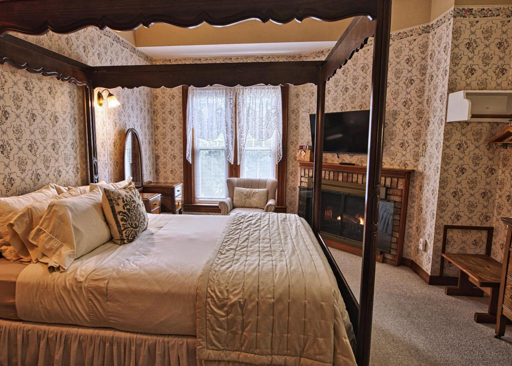 Rockwell Falls Inn And Wine Bar Lake Luzerne Ruang foto