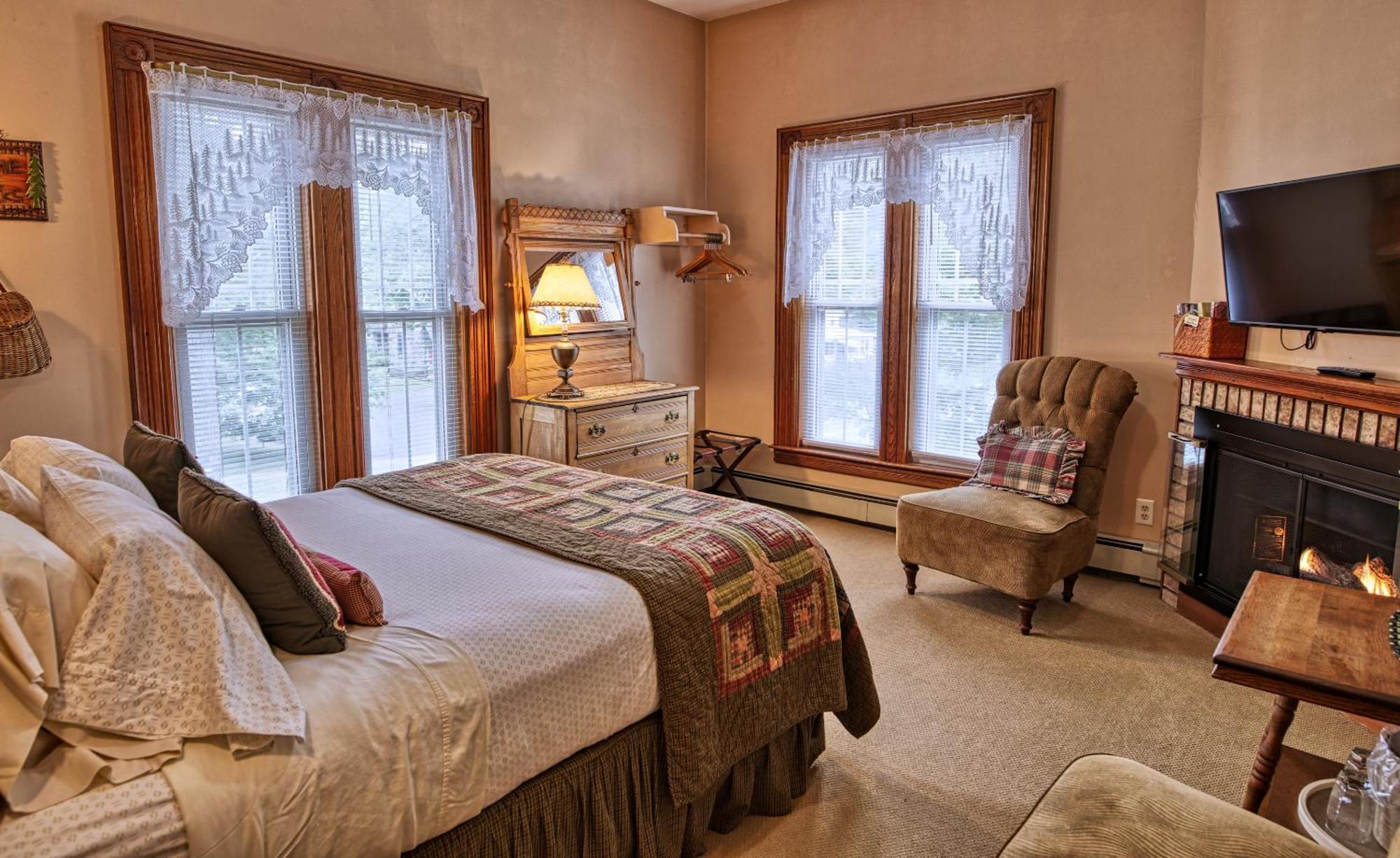 Rockwell Falls Inn And Wine Bar Lake Luzerne Ruang foto