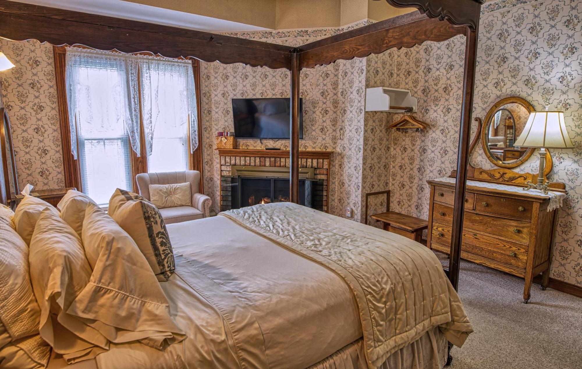Rockwell Falls Inn And Wine Bar Lake Luzerne Ruang foto