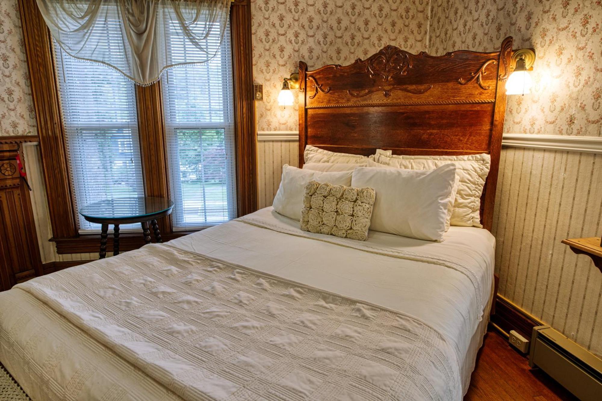 Rockwell Falls Inn And Wine Bar Lake Luzerne Ruang foto