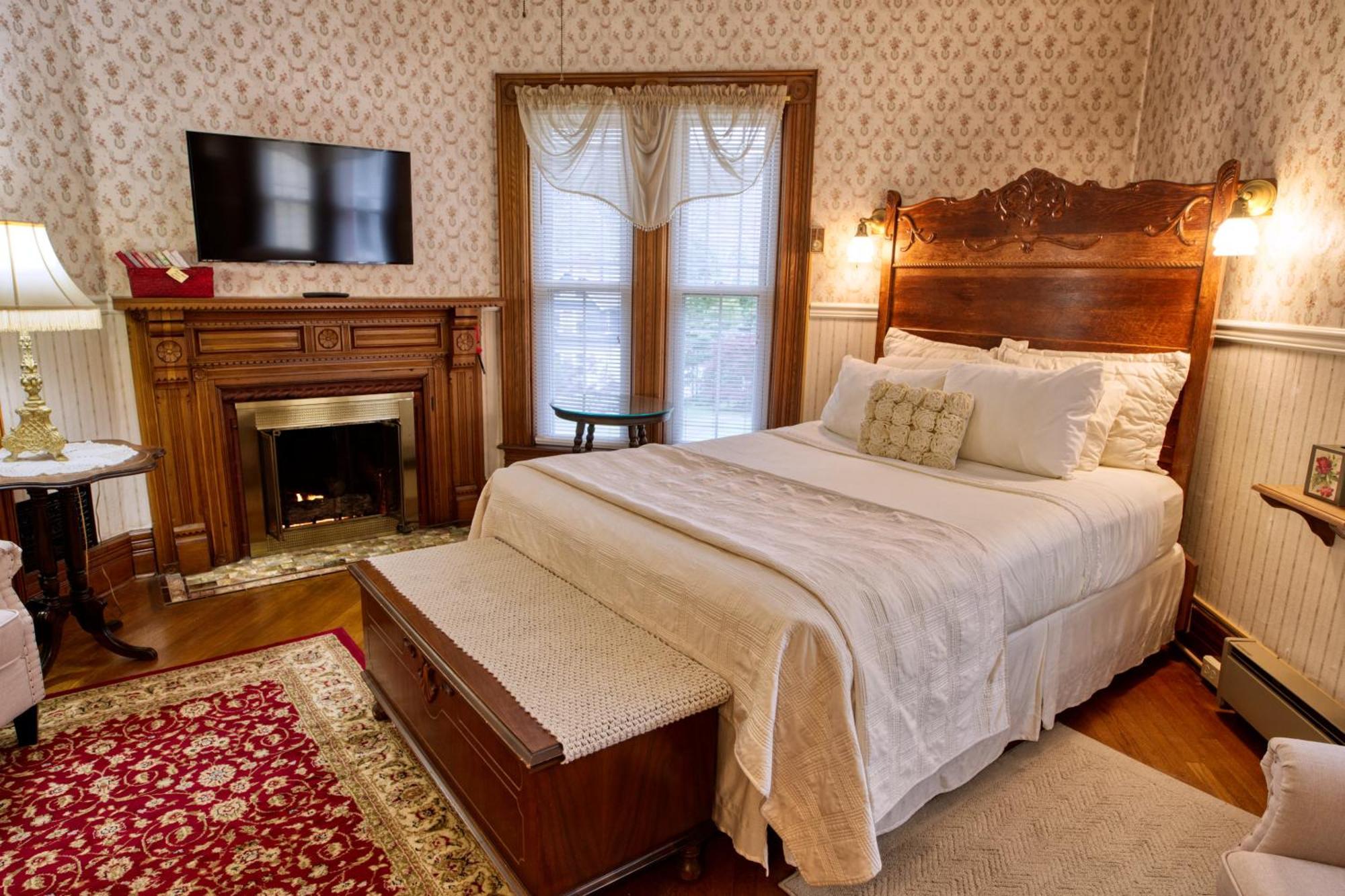 Rockwell Falls Inn And Wine Bar Lake Luzerne Ruang foto