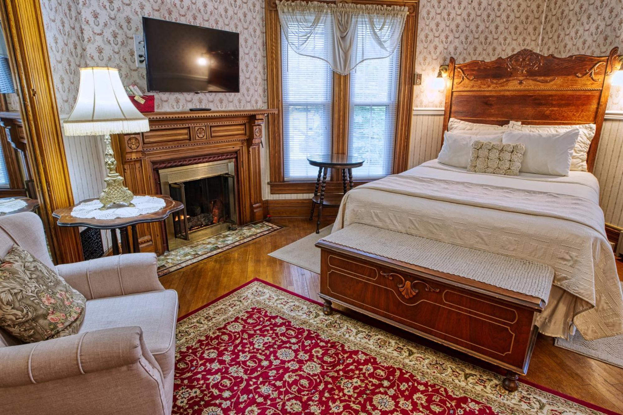 Rockwell Falls Inn And Wine Bar Lake Luzerne Ruang foto