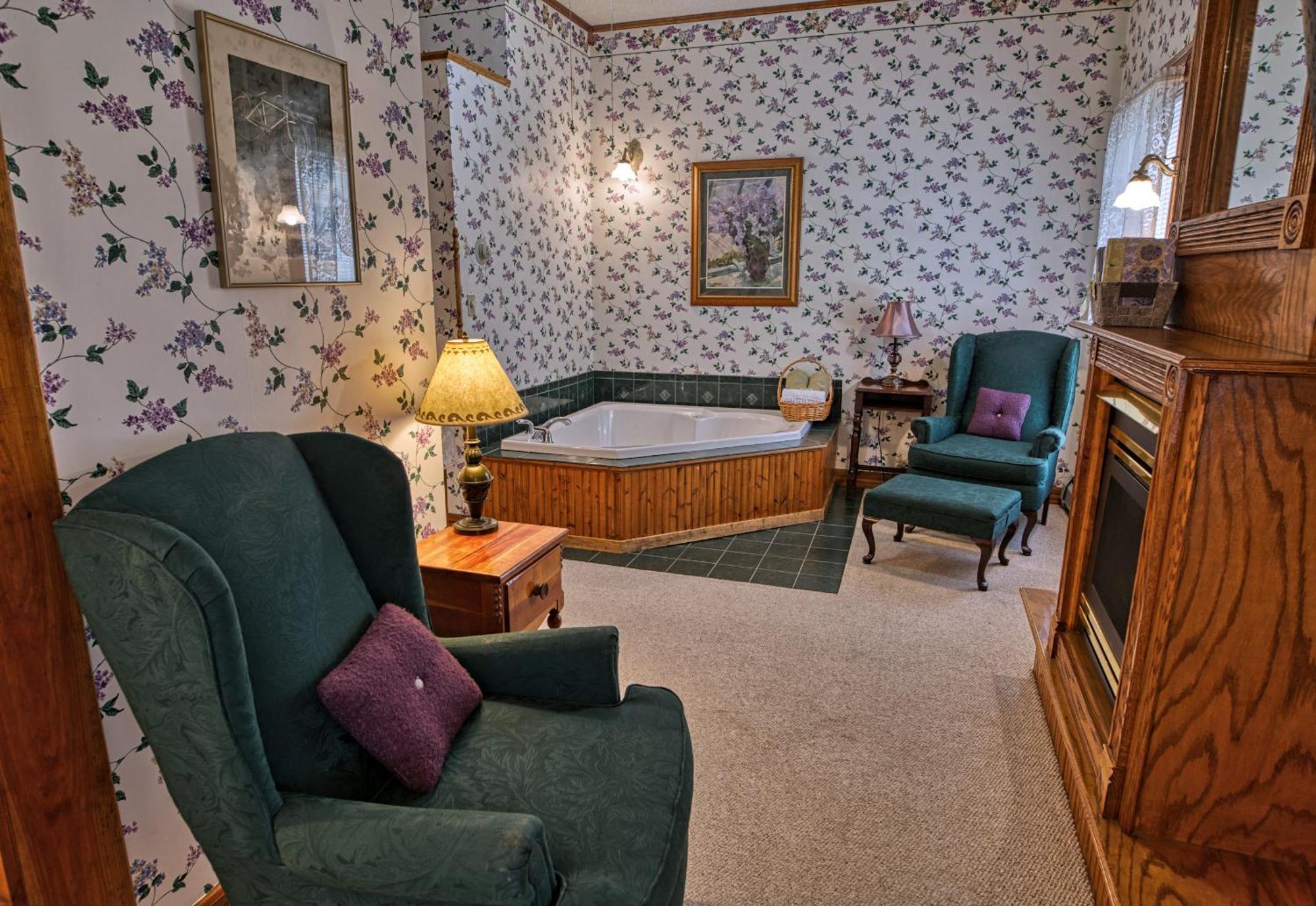 Rockwell Falls Inn And Wine Bar Lake Luzerne Ruang foto