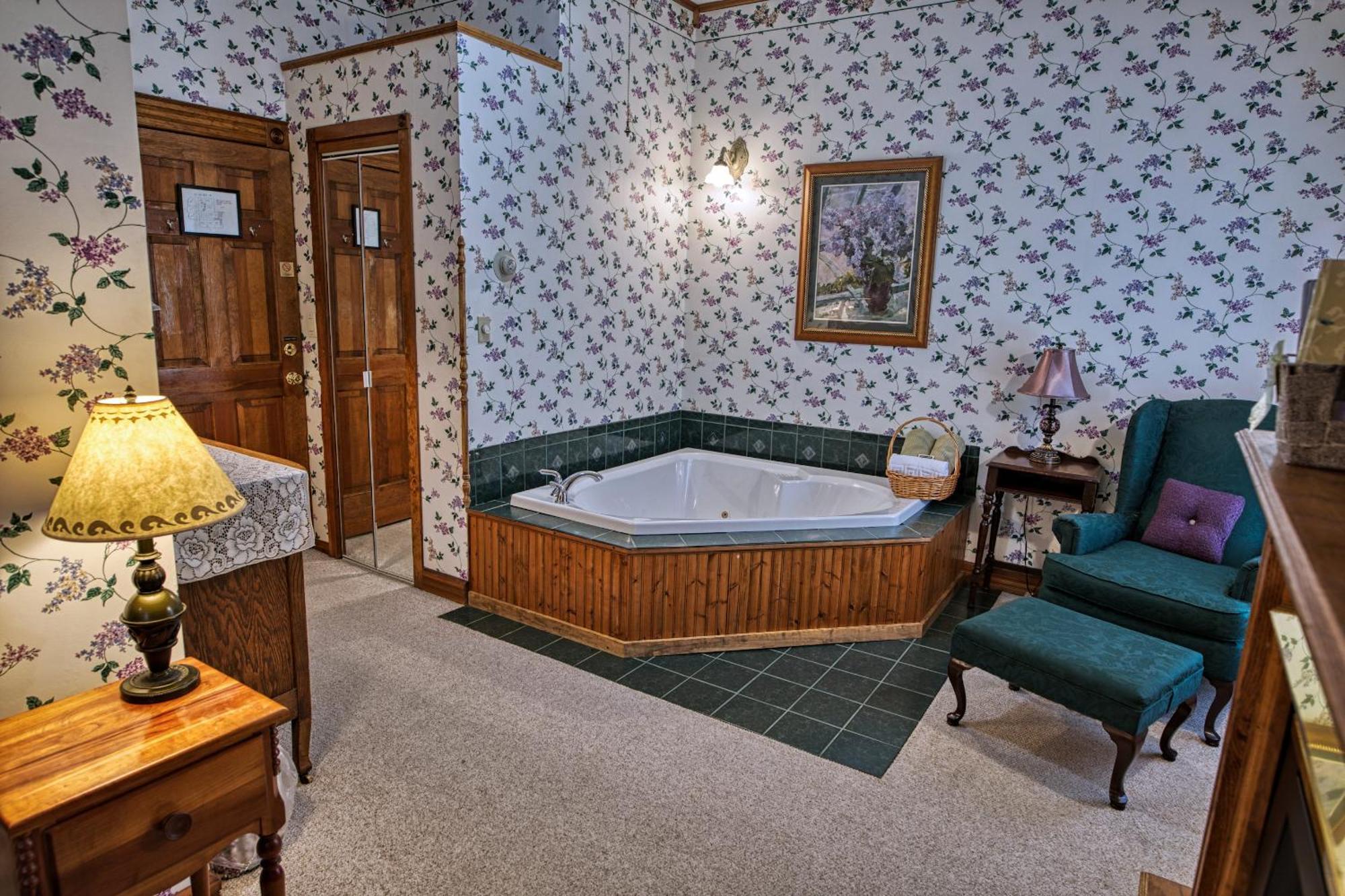 Rockwell Falls Inn And Wine Bar Lake Luzerne Ruang foto