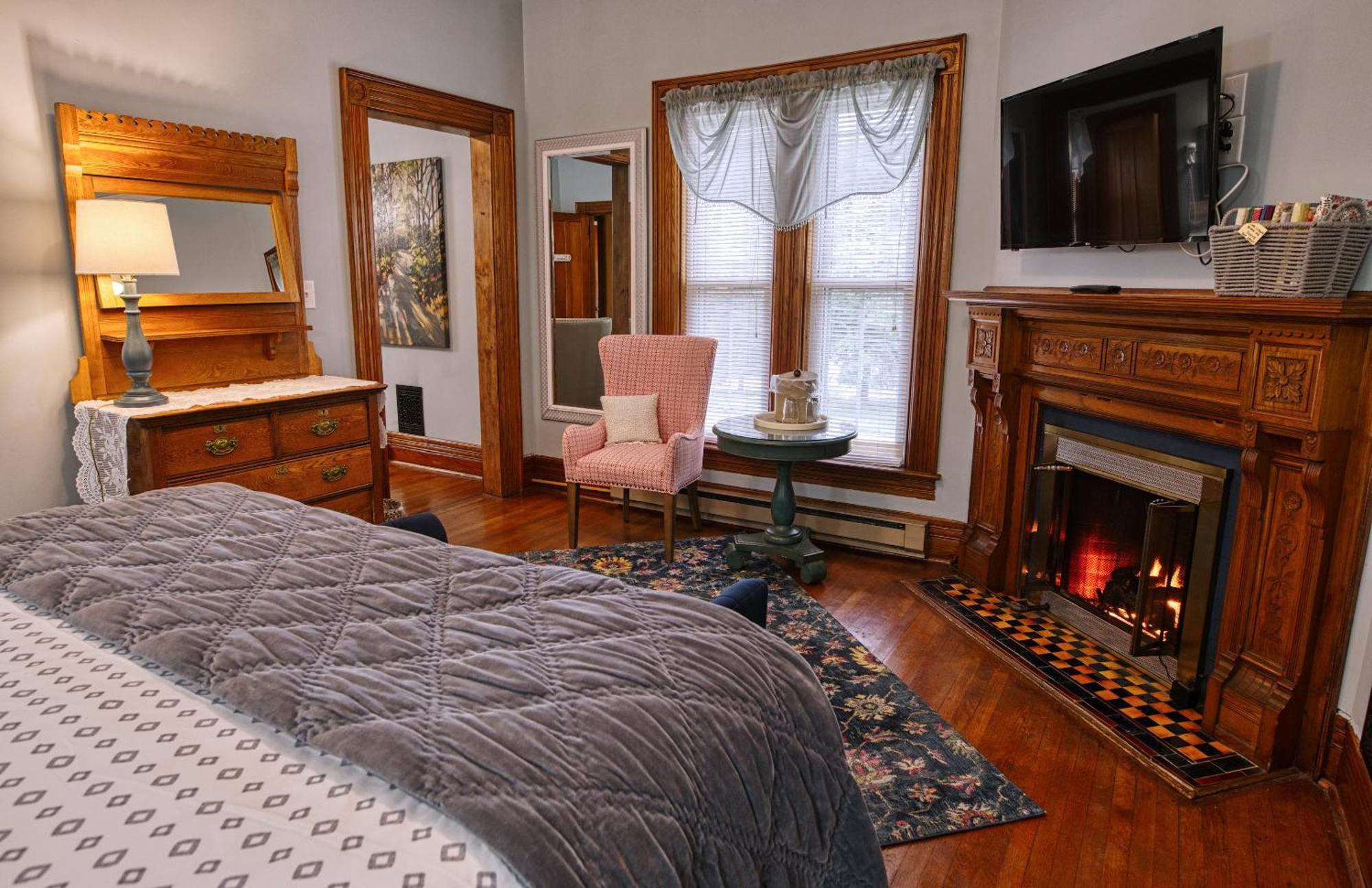 Rockwell Falls Inn And Wine Bar Lake Luzerne Ruang foto