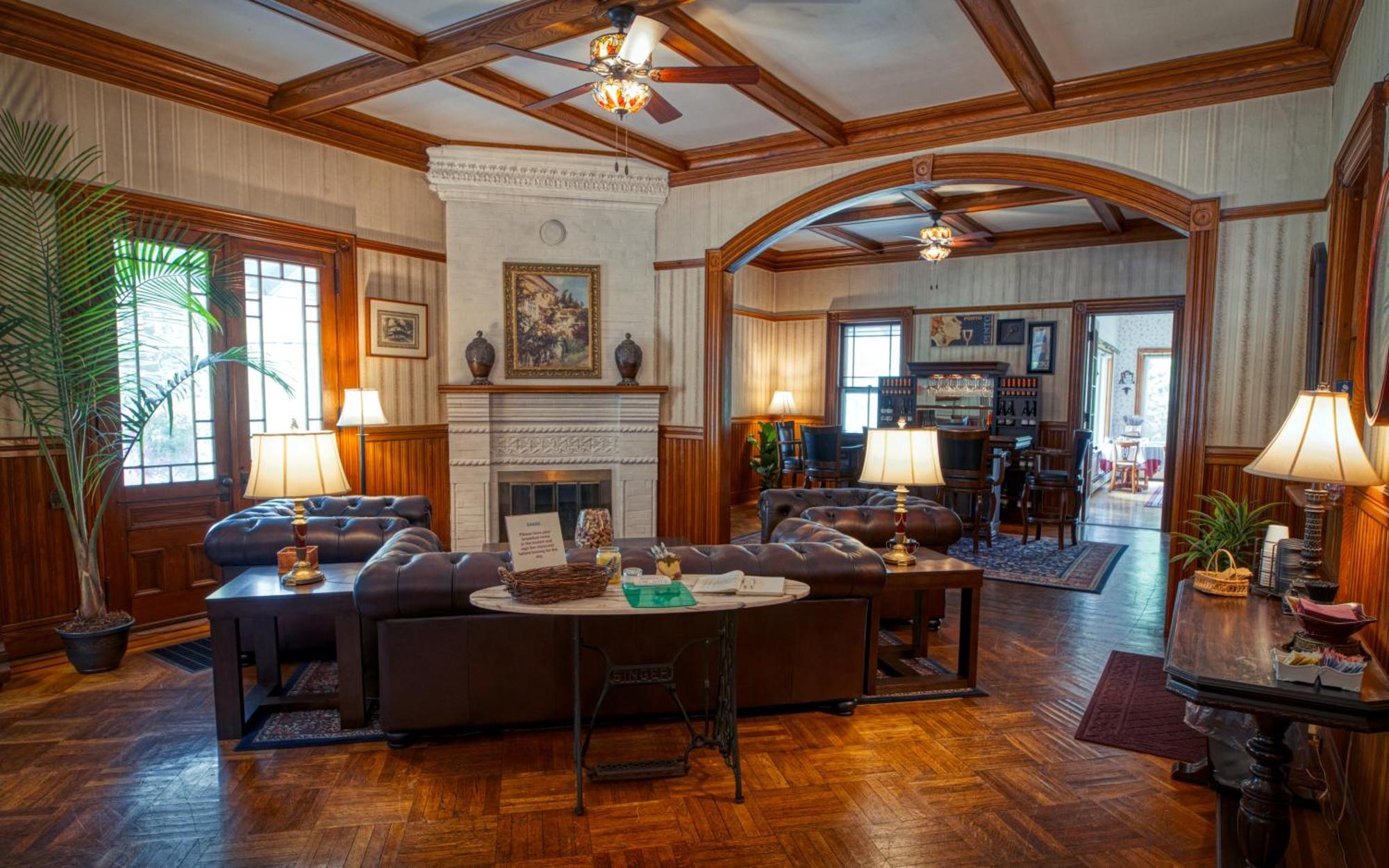 Rockwell Falls Inn And Wine Bar Lake Luzerne Bagian luar foto